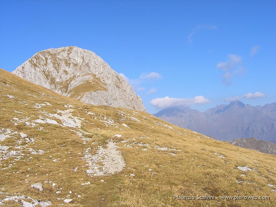 02 Il monte Ferrante è in pieno sole.JPG